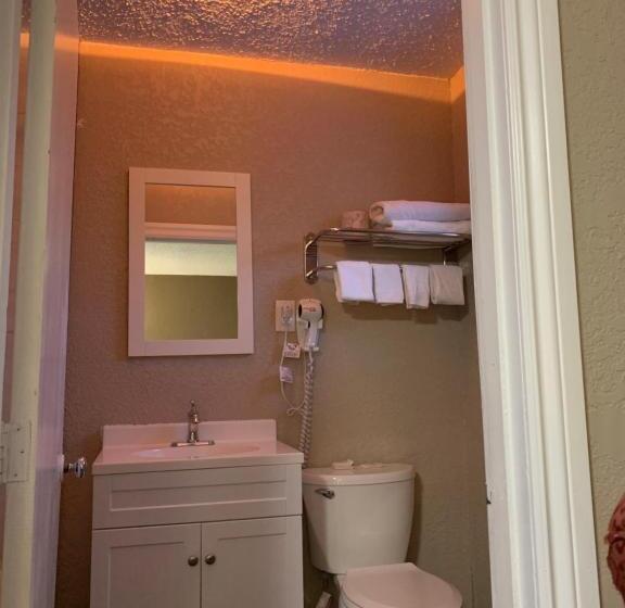 فندق على الطريق Champlain Motor Inn