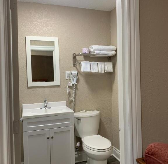 فندق على الطريق Champlain Motor Inn