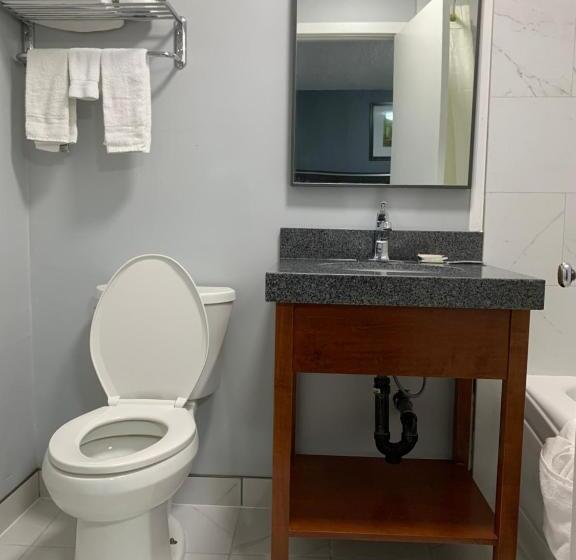 فندق على الطريق Champlain Motor Inn