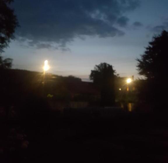 پانسیون Lara Guest House