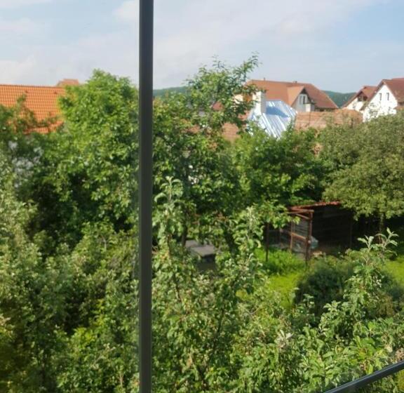 پانسیون Lara Guest House