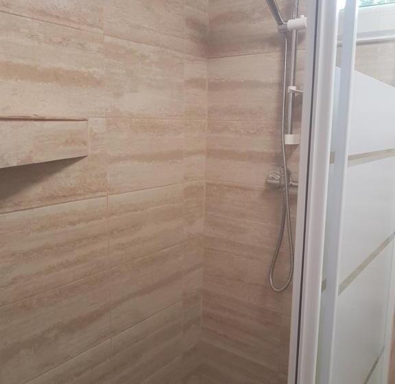 پانسیون Lara Guest House