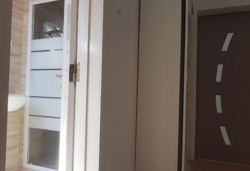 پانسیون Lara Guest House