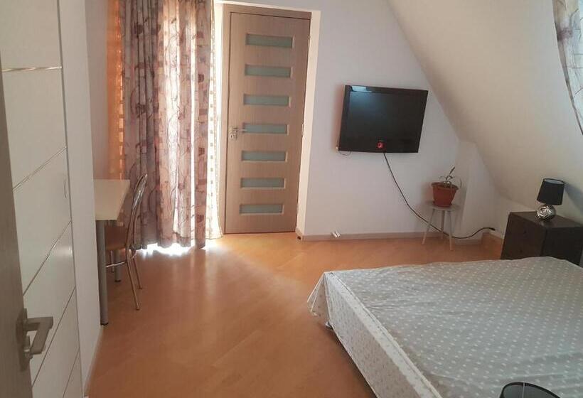 پانسیون Lara Guest House