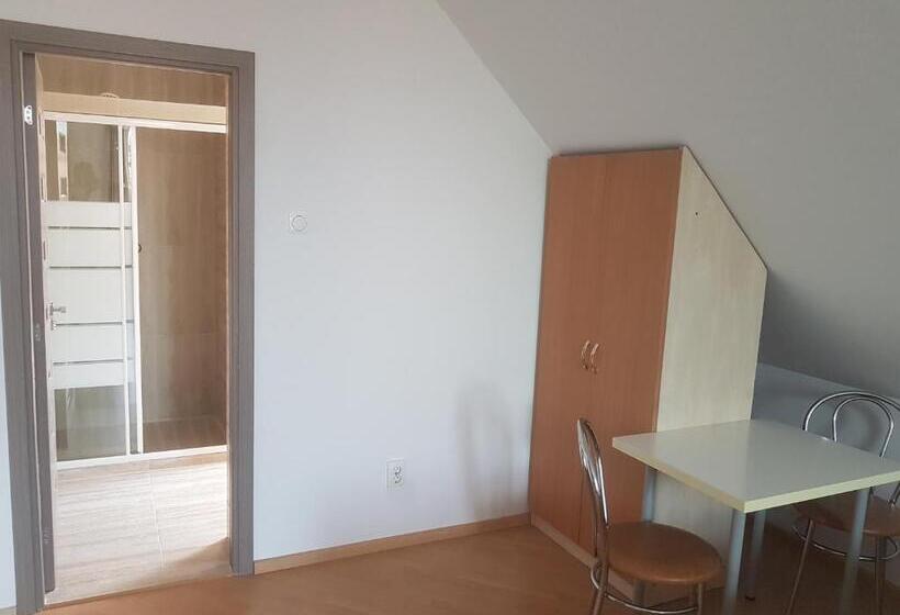 پانسیون Lara Guest House