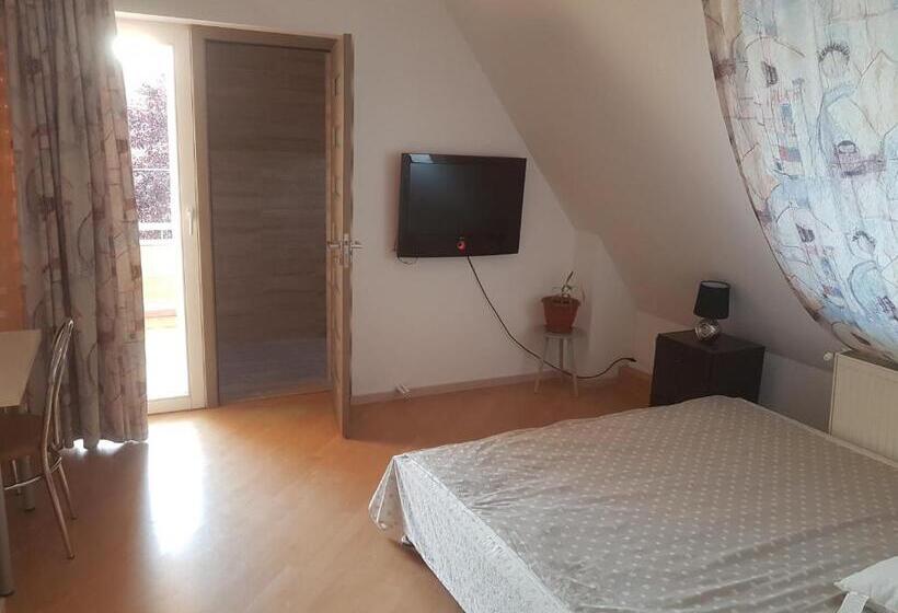 پانسیون Lara Guest House