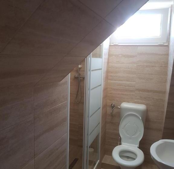 پانسیون Lara Guest House