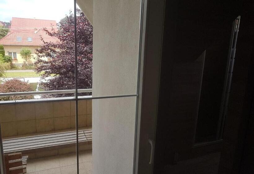 پانسیون Lara Guest House