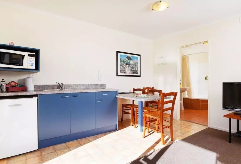 Отель Elliotts Kapiti Coast Motor Lodge