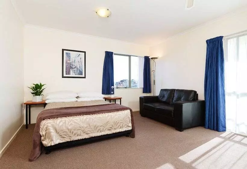 Отель Elliotts Kapiti Coast Motor Lodge