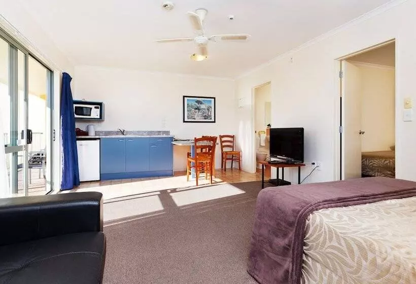 Отель Elliotts Kapiti Coast Motor Lodge