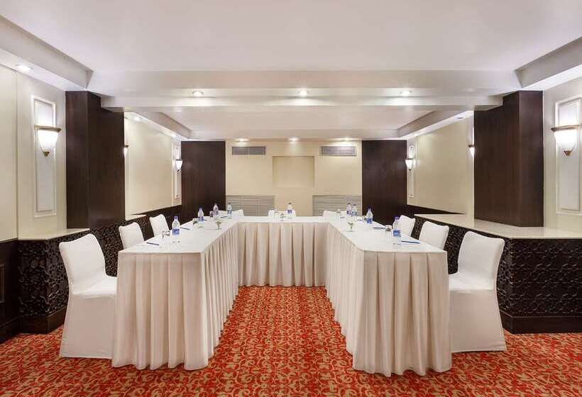 هتل La Place Sarovar Portico