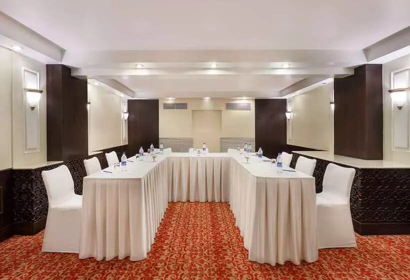 酒店 La Place Sarovar Portico