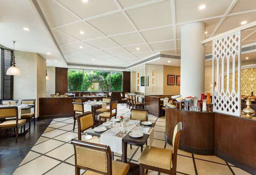 هتل La Place Sarovar Portico