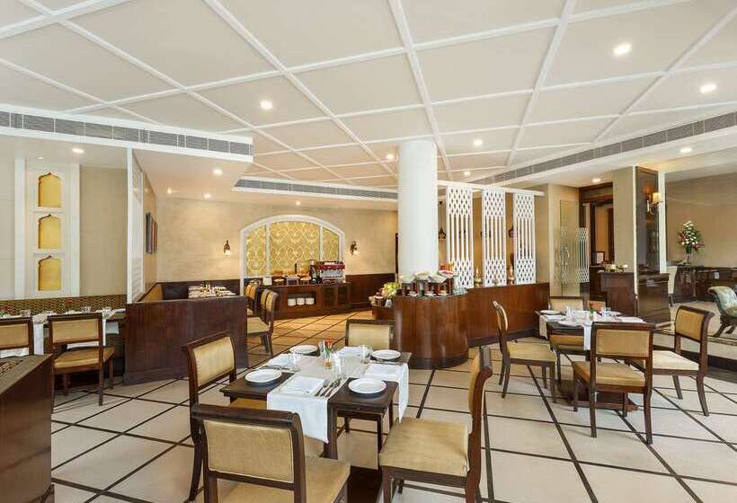 هتل La Place Sarovar Portico