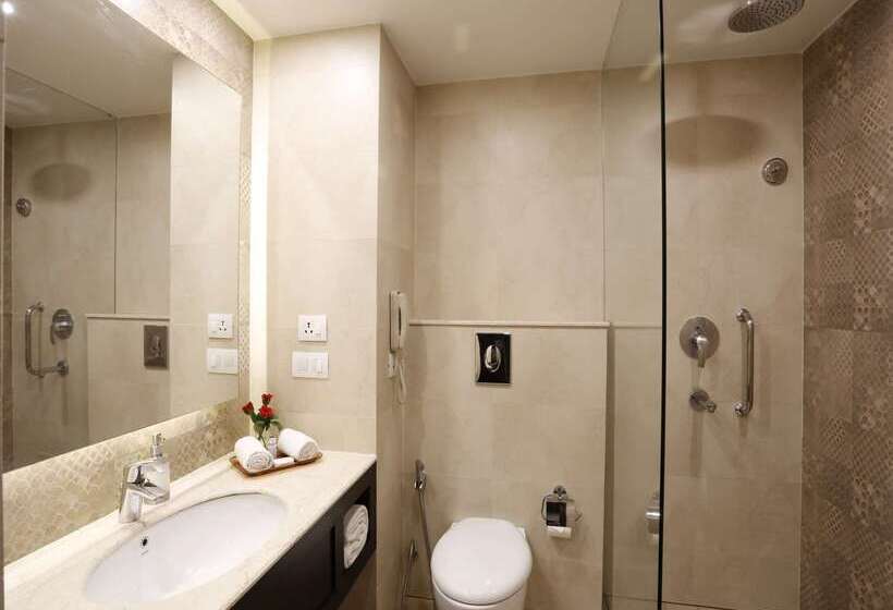 هتل La Place Sarovar Portico