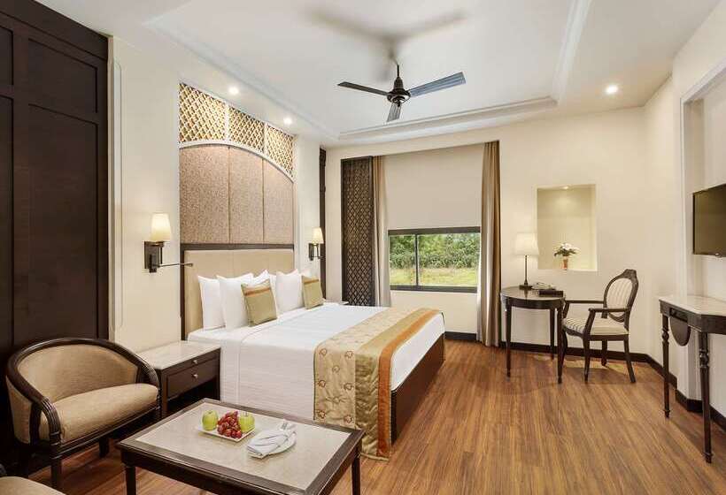 هتل La Place Sarovar Portico