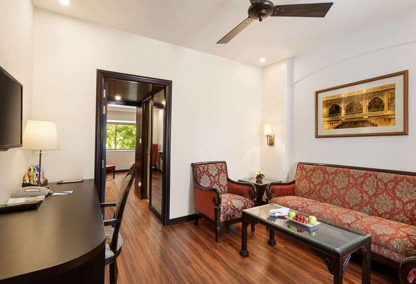 هتل La Place Sarovar Portico