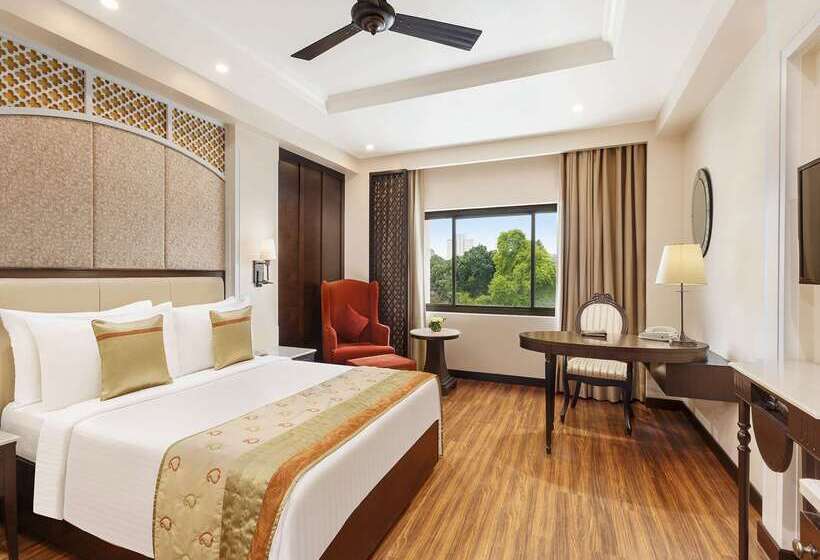 هتل La Place Sarovar Portico