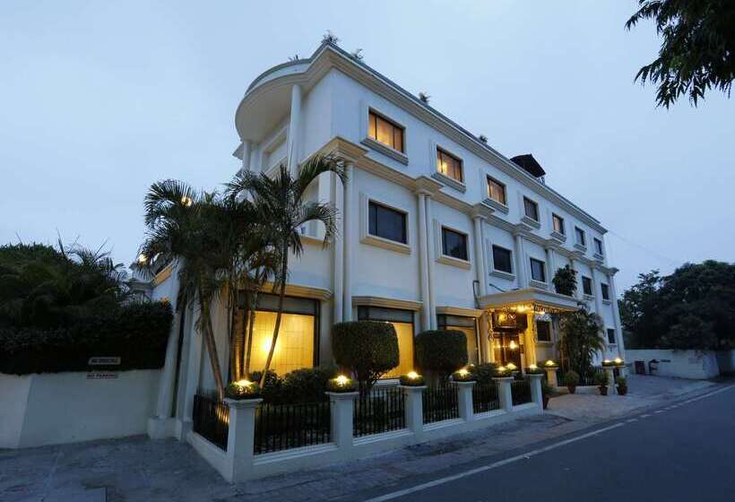 هتل La Place Sarovar Portico