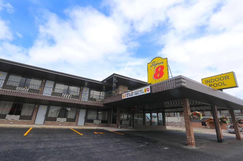 Hotel Super 8 By Wyndham Hearst On