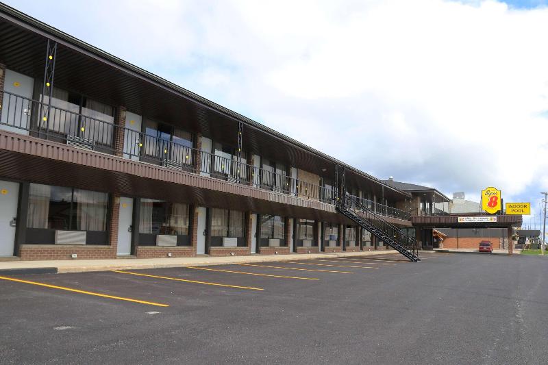 Hotel Super 8 By Wyndham Hearst On