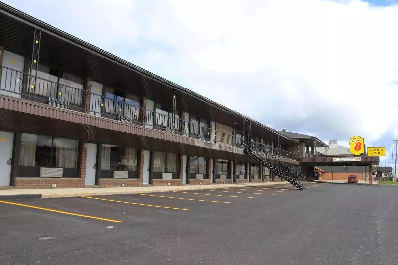 Hotelli Super 8 By Wyndham Hearst On