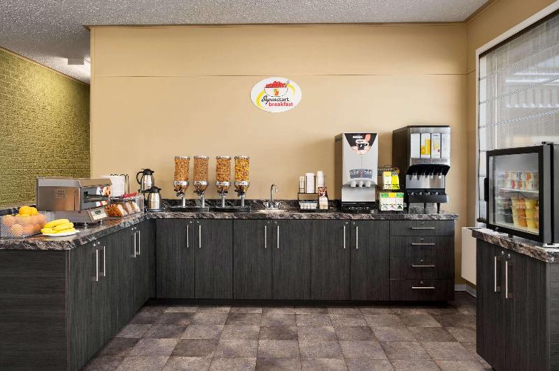 Hotel Super 8 By Wyndham Hearst On