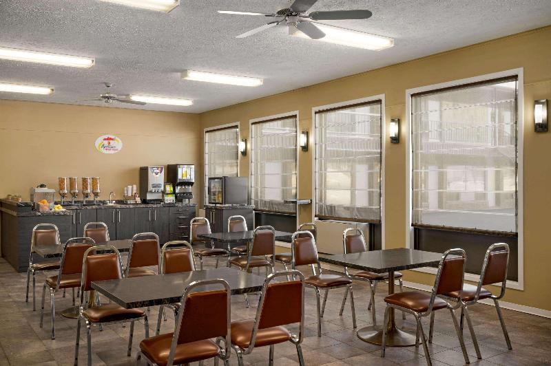 Hotel Super 8 By Wyndham Hearst On