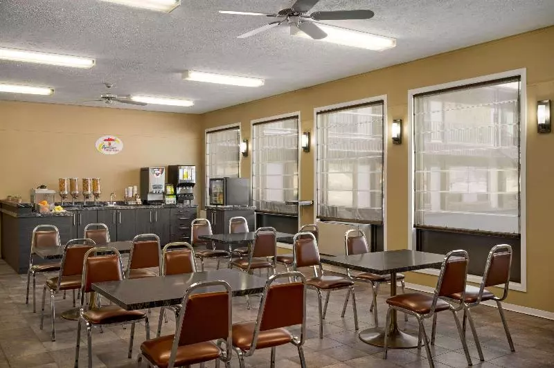 Hotelli Super 8 By Wyndham Hearst On