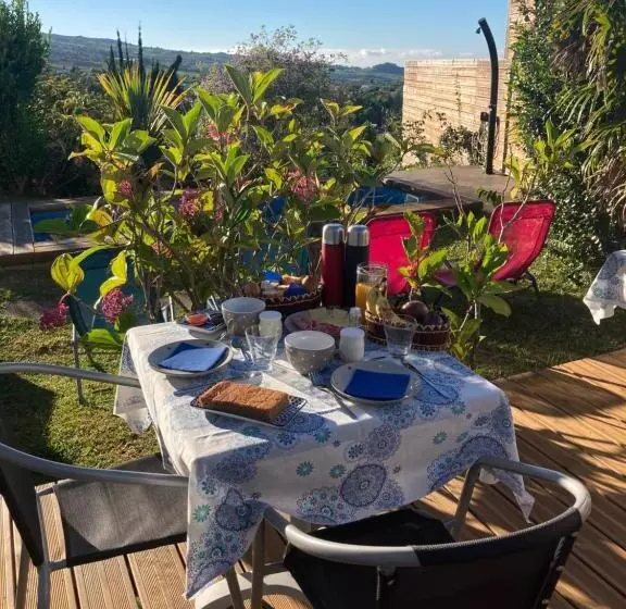 تختخواب و صبحانه Caloupilé