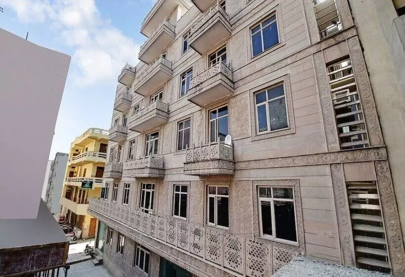 ホテル Oyo Home 38093 Designer Stay Near Sector 59 Metro Station