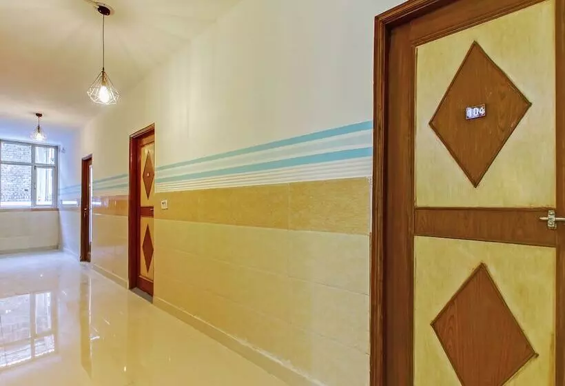 ホテル Oyo Home 38093 Designer Stay Near Sector 59 Metro Station