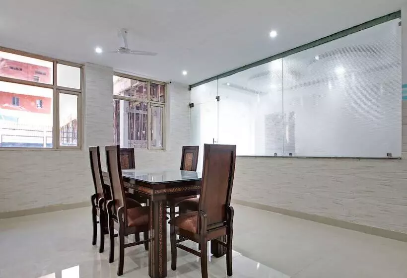 ホテル Oyo Home 38093 Designer Stay Near Sector 59 Metro Station