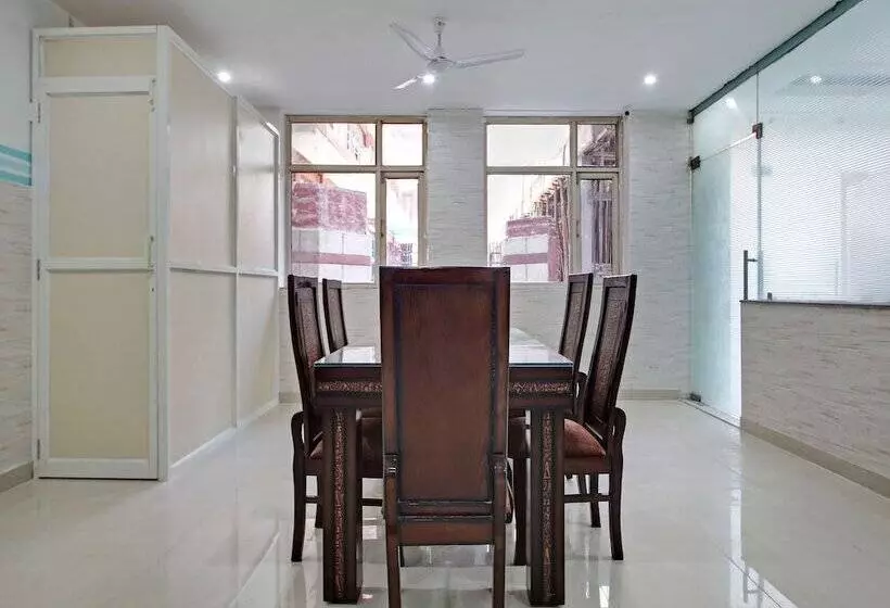 ホテル Oyo Home 38093 Designer Stay Near Sector 59 Metro Station