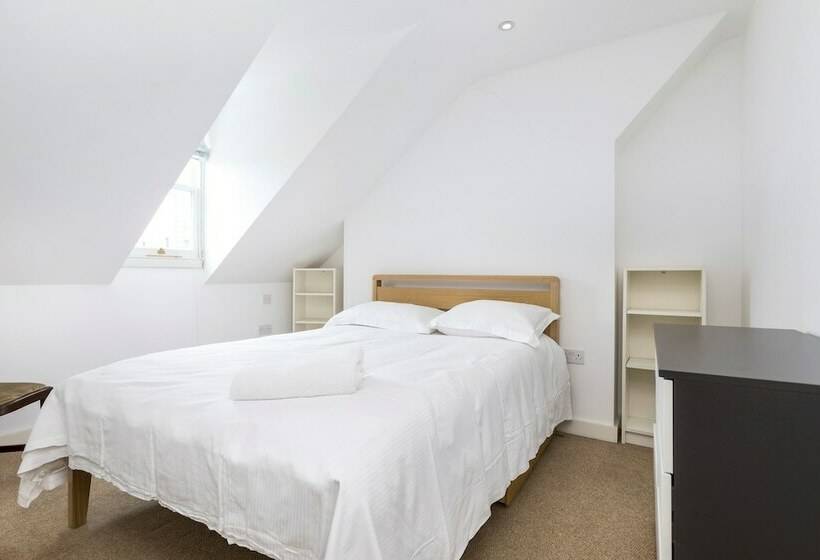 Traditional Chelsea Maisonette With 2 Bedrooms And Wonderful Views Of The River