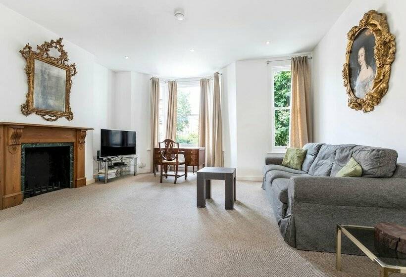 Traditional Chelsea Maisonette With 2 Bedrooms And Wonderful Views Of The River