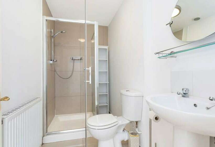 Traditional Chelsea Maisonette With 2 Bedrooms And Wonderful Views Of The River