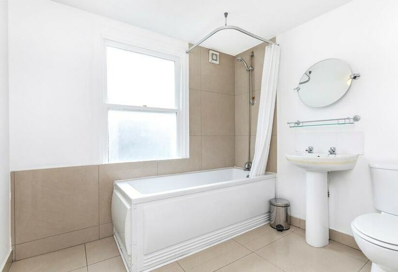 Traditional Chelsea Maisonette With 2 Bedrooms And Wonderful Views Of The River