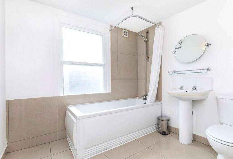 Traditional Chelsea Maisonette With 2 Bedrooms And Wonderful Views Of The River