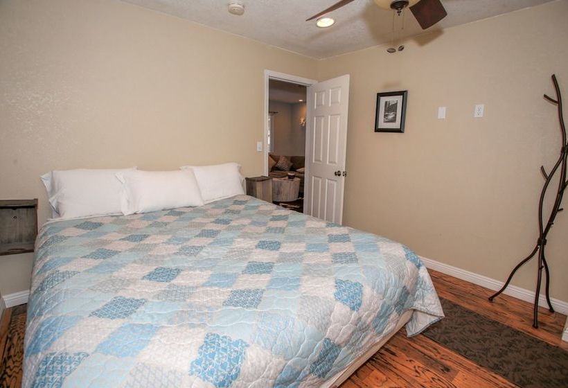 All Decked Out  2br/2ba/netflix/wifi