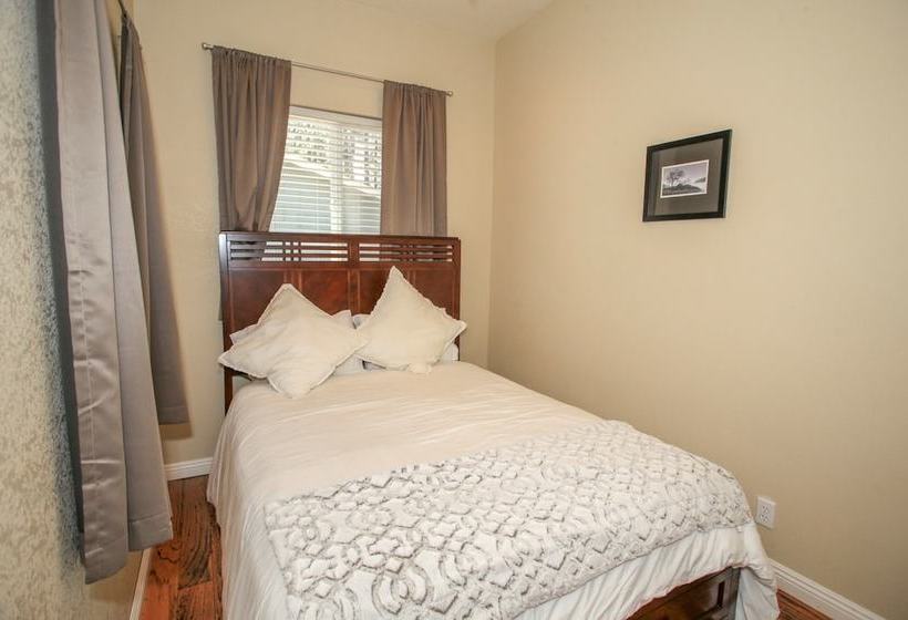 All Decked Out  2br/2ba/netflix/wifi