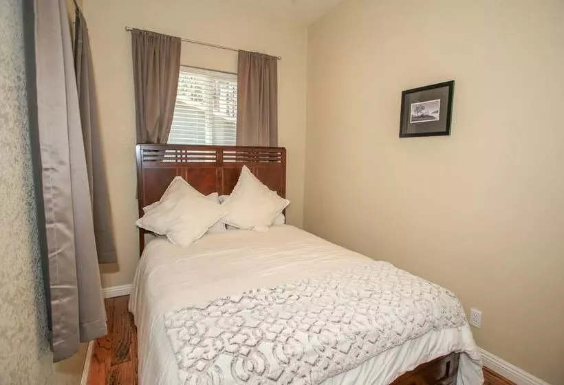 All Decked Out  2br/2ba/netflix/wifi