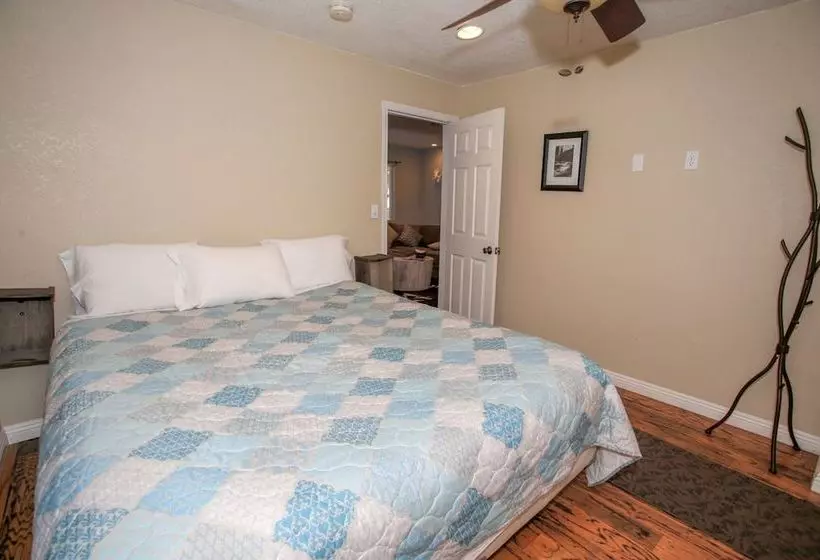All Decked Out  2br/2ba/netflix/wifi