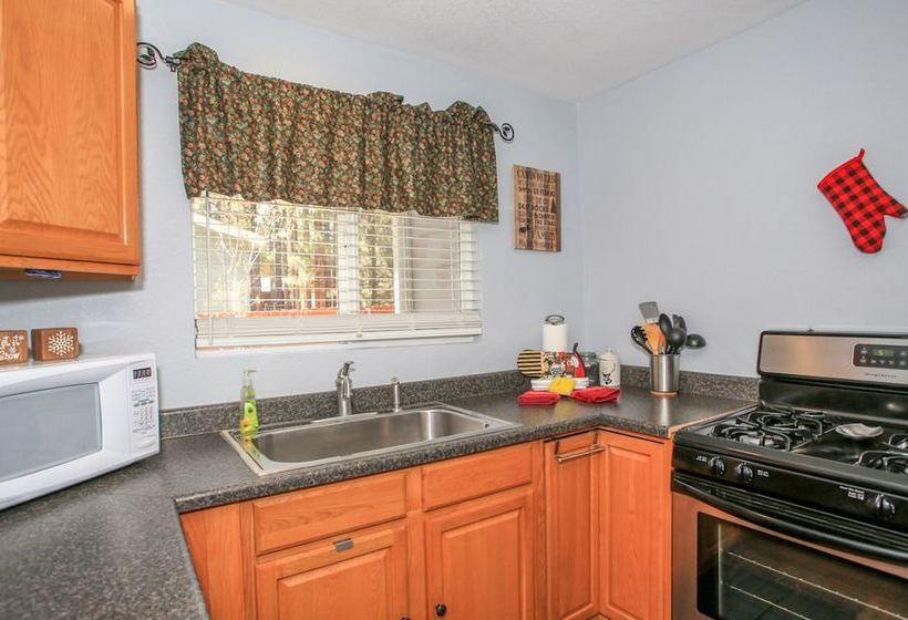 All Decked Out  2br/2ba/netflix/wifi