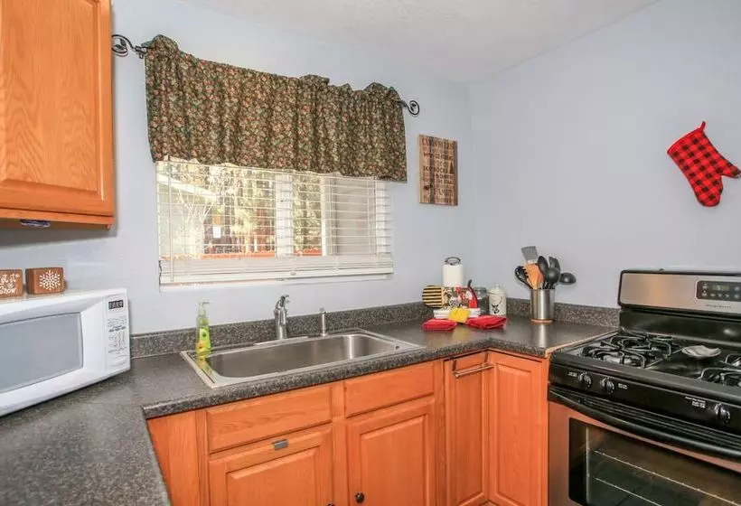 All Decked Out  2br/2ba/netflix/wifi