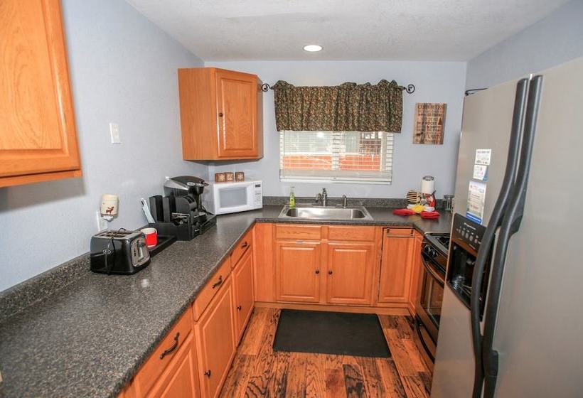 All Decked Out  2br/2ba/netflix/wifi