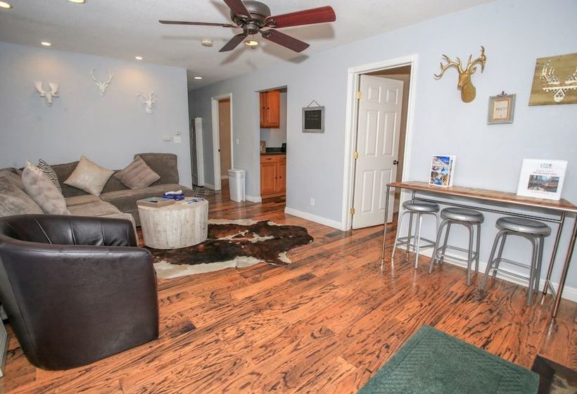 All Decked Out  2br/2ba/netflix/wifi