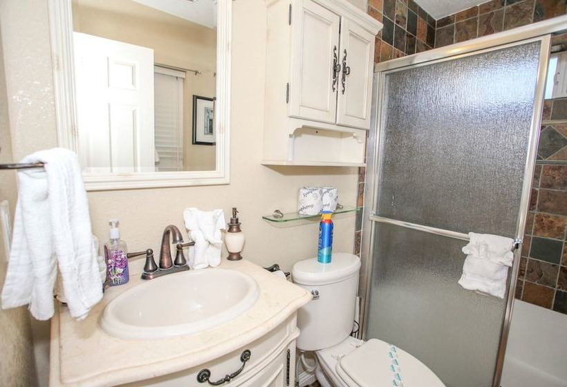 All Decked Out  2br/2ba/netflix/wifi