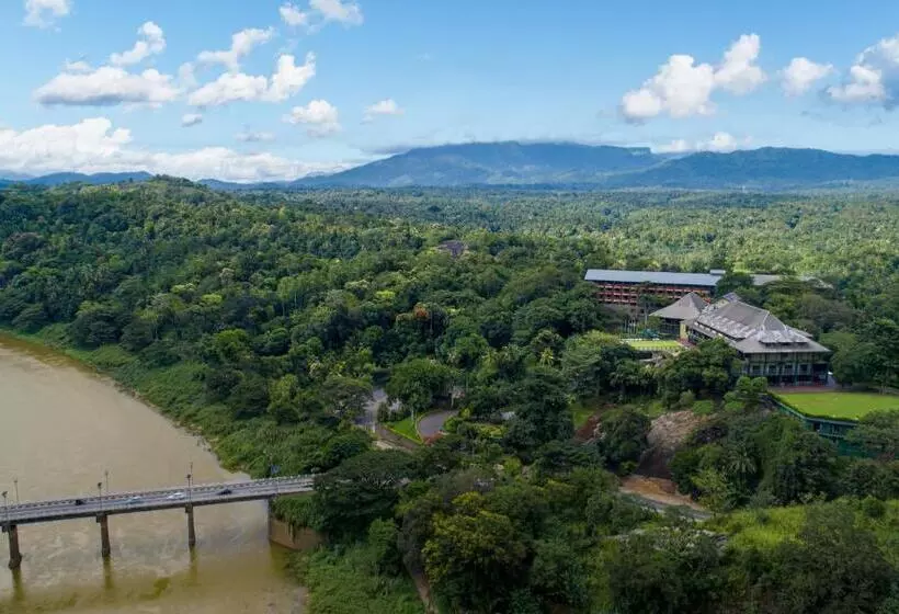 فندق Earls Regency